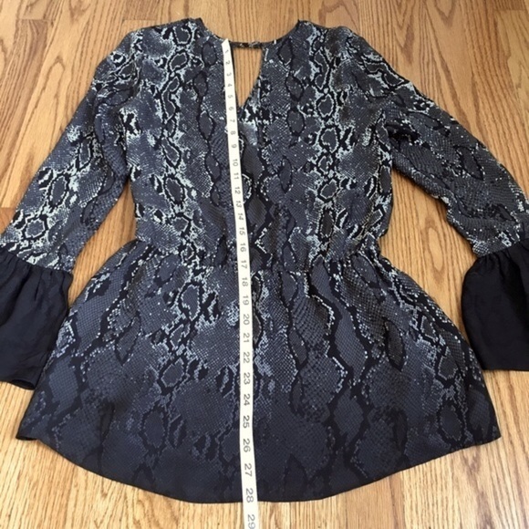 PARKER 100% Silk Snake Print Long Bell Sleeve V-neck Peplum Hem Blouse - Picture 10 of 15